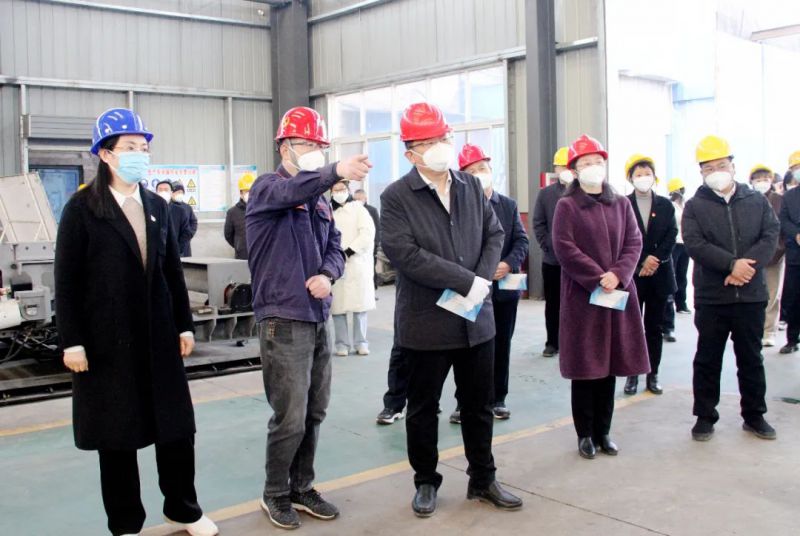 馬村區(qū)委書記師少輝，區(qū)委副書記、區(qū)長王婕等人到演風(fēng)公司進(jìn)行調(diào)研